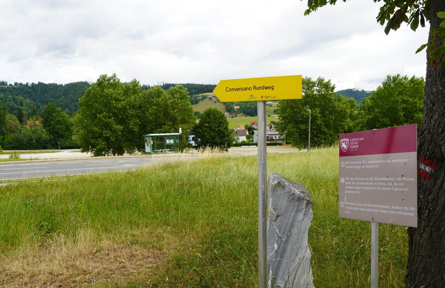 File:Conversano Rundweg im Bereich Piber, Wegweiser der Naturfreunde Köflach, Austria.jpg
