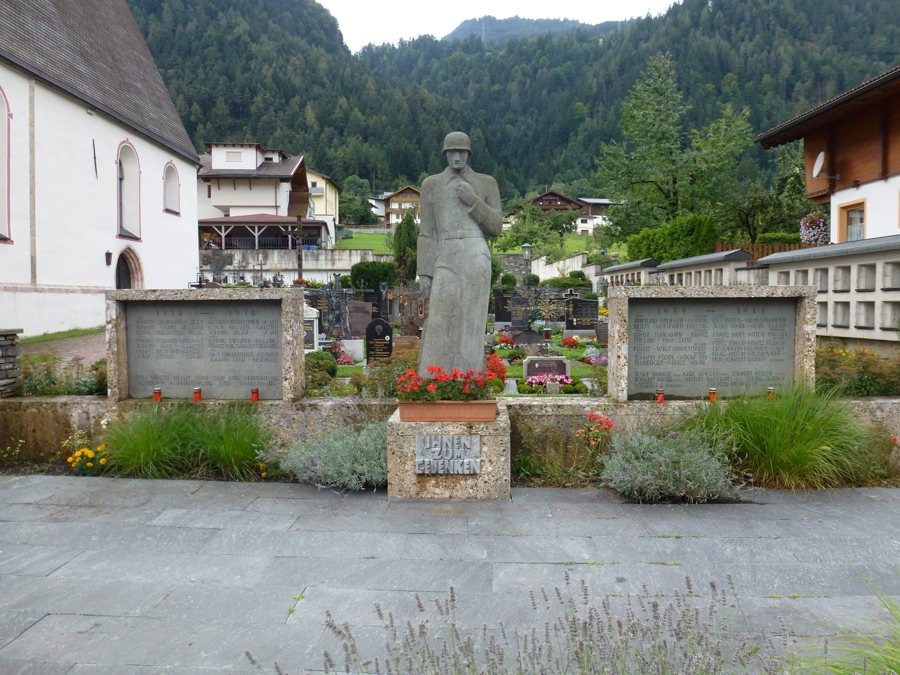 File:Schlitters-Friedhof.JPG