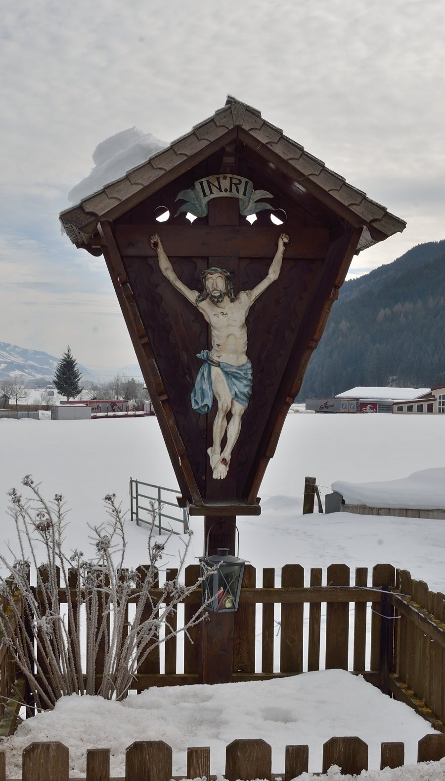 File:Crucifix near Reitlehen, Hollersbach.jpg