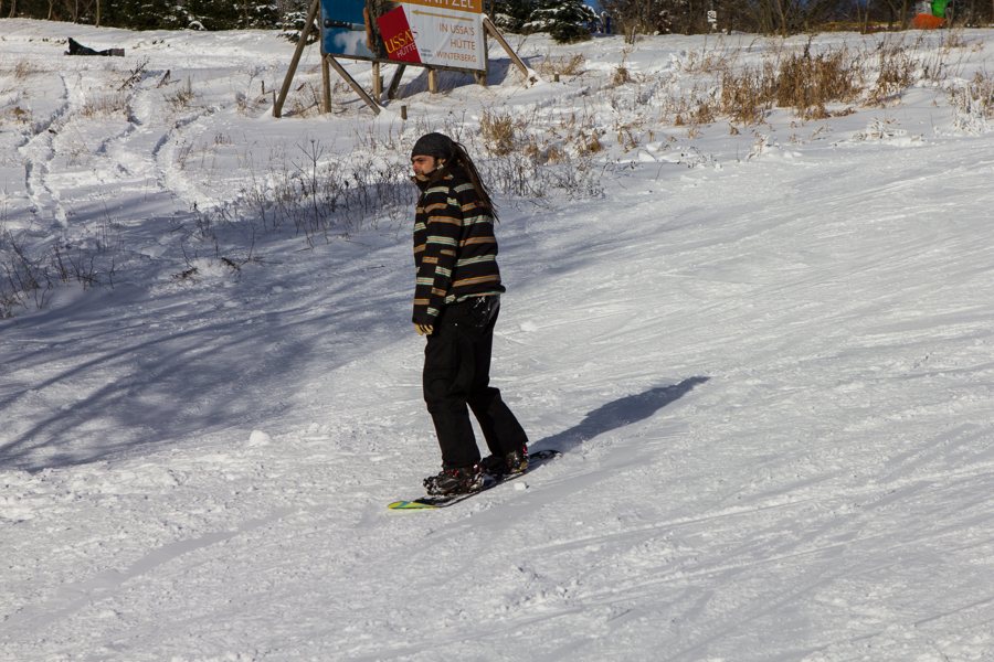 Snowboarder su una pista innevata a Winterberg