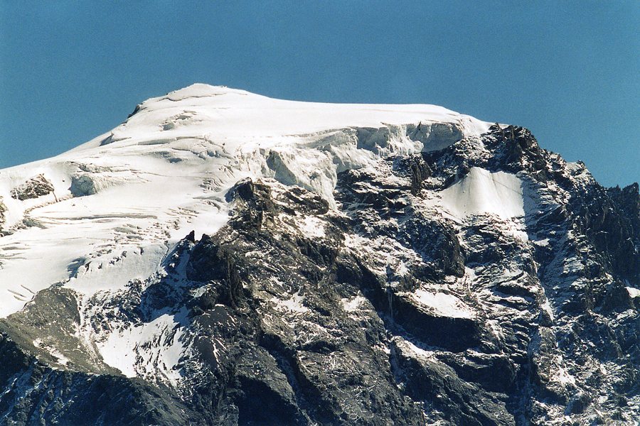 Vetta innevata nel paesaggio alpino di Solda all’Ortles