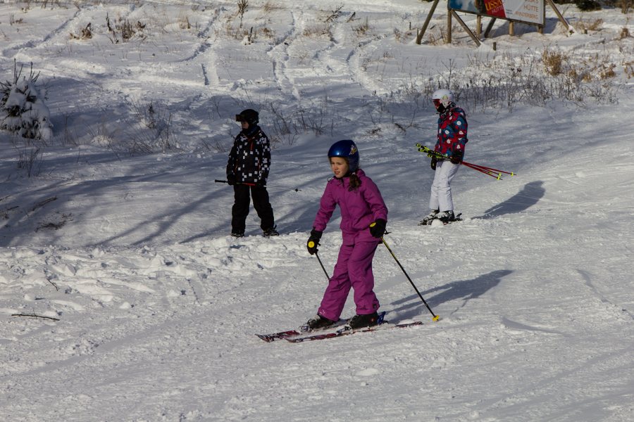 Bambini sugli sci su un pendio innevato