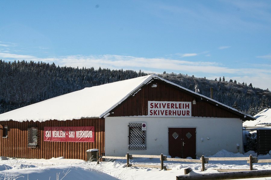 Noleggio sci in un paesaggio invernale innevato