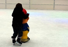 Eiskunstläufer bei einer Pirouette auf dem Eis