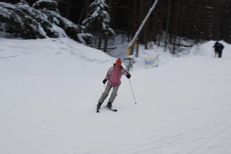 Skifahrerin auf einer verschneiten Piste